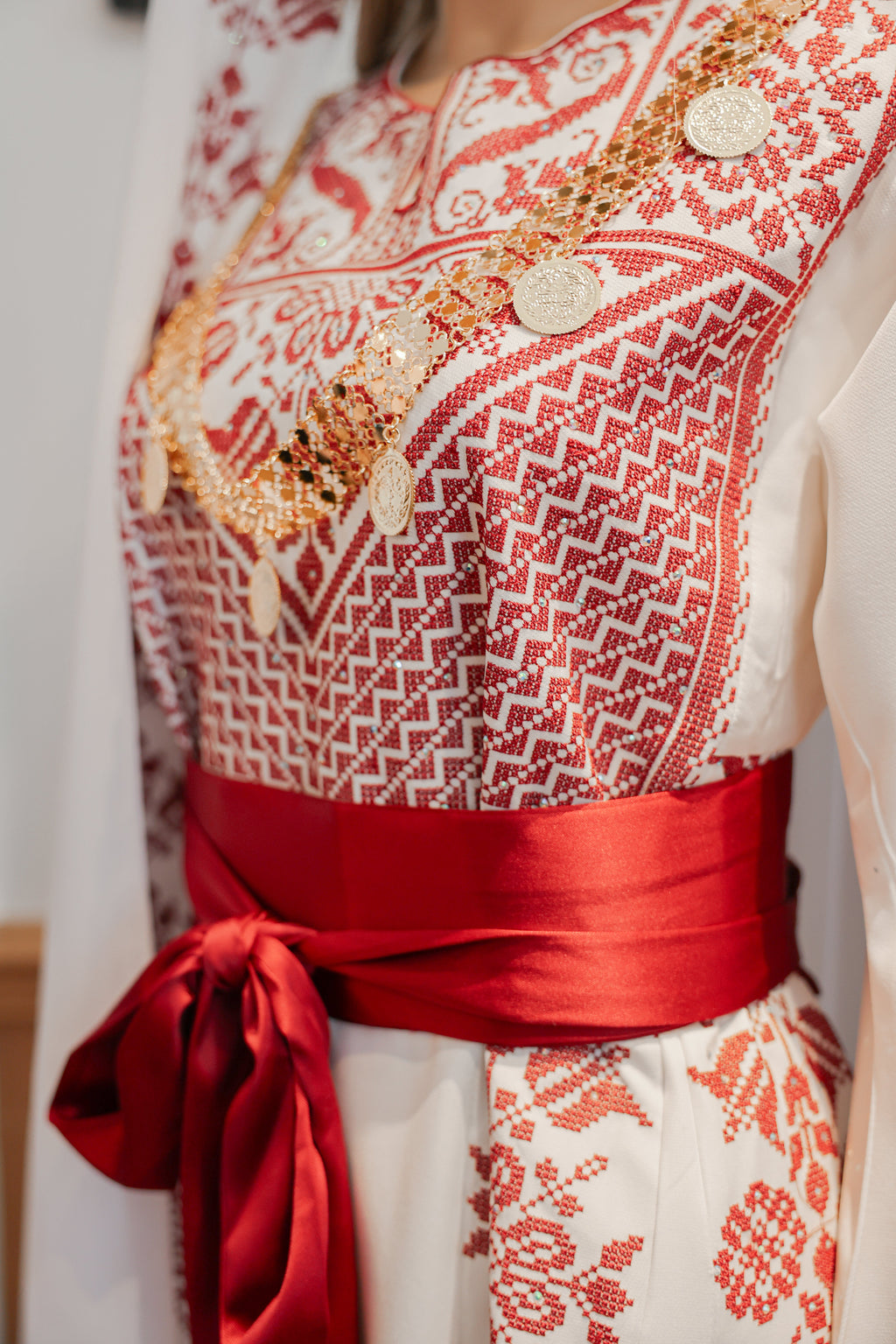 Leyla Thobe Bridal White and Red Traditional Full tatreez Back and Front Thobe With Matching head Veil